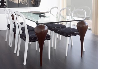 Mesa colección Aiko. Sobre de vidrio con patas torneadas. Acabado Nogal makao y cristal transparente de 19mm.