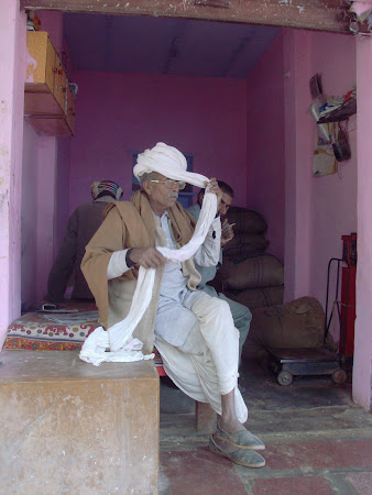 Imagini India: cum se face turbanul