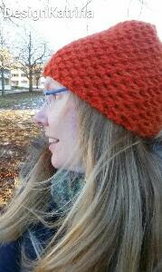 Knittingpattern on an orange super bulky cap with structure