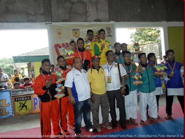 Para peserta cabang olah raga karate berfoto bersama sejumlah panitia dan Ketum Forki Riau  H. Dheni Kurnia. Foto. Marlan E Samosir.