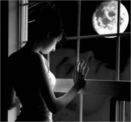 mirando por la ventana luna noche