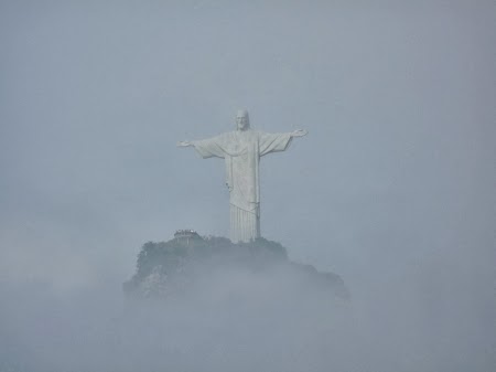 Carnavalul de la Rio:  Asa o sa vedeti Cristo Redendor daca mergeti dimineata pe racoare