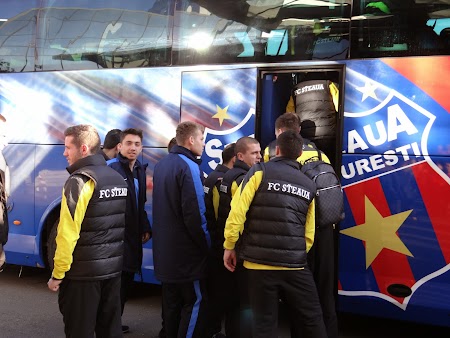 Echipa Steaua se imbarca in autocar