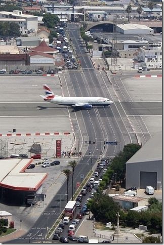 在直布羅陀的機場，飛機還得跟汽車爭道。