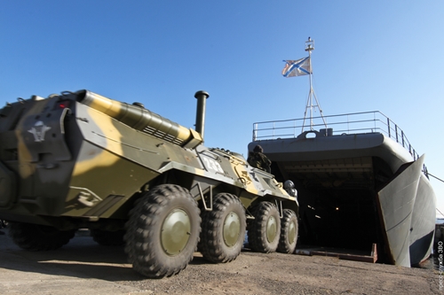 "Запад-2013": Погрузка белорусских военных на российские БДК