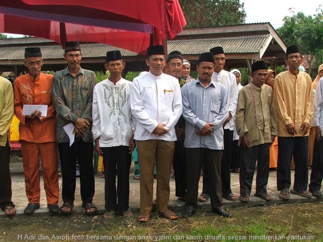 [H.adil%2520dan%2520asrofi%2520foto%2520bersama%2520dengan%2520anak%2520yatim%2520dan%2520kaum%2520dhuafa%2520seusai%2520memberikan%2520santunan%255B13%255D.jpg]