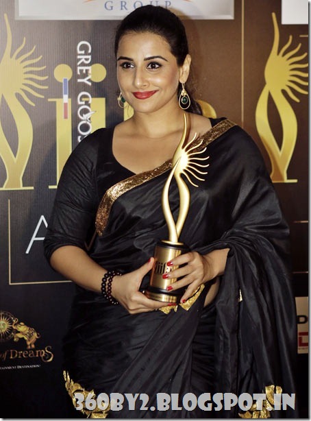Bollywood actress Vidya Balan poses with the Best Actress in a Leading Role Award trophy, backstage at the International Indian Film Academy (IIFA) Awards show in Singapore June 10, 2012. REUTERS/Tim Chong (SINGAPORE - Tags: ENTERTAINMENT)ʏ樸׷