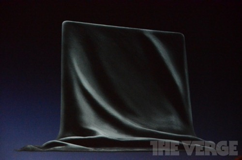 Apple 還故意放上一張罩著黑部的 MacBook 照片來