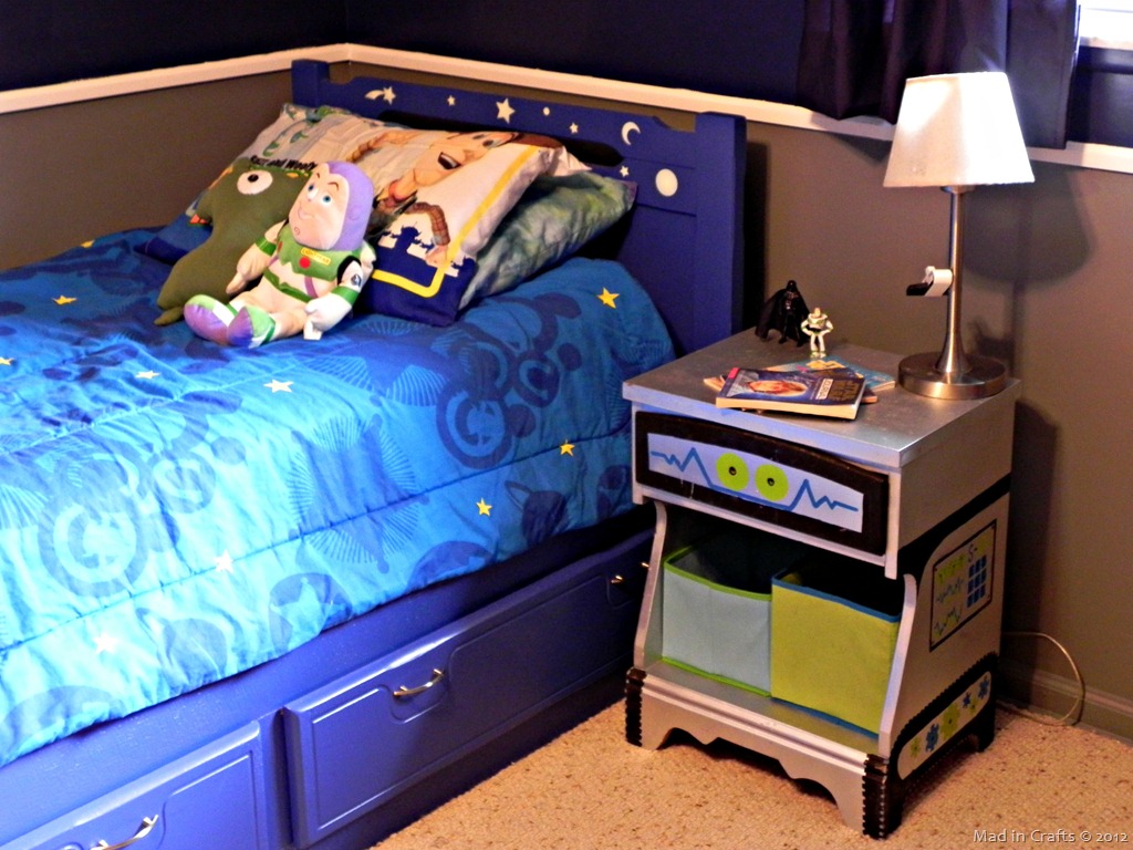 [space-geek-bedroom-side-table3.jpg]
