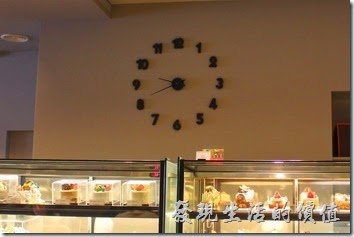 台南-地球咖啡烘培美食-早午餐。地球咖啡府前店的牆上有【PANARE】幾個大字以及一個大時鐘。