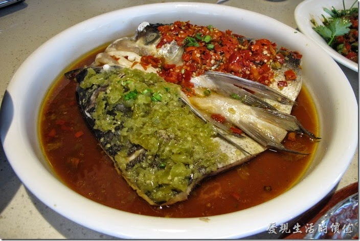 上海-望湘園。鴛鴦魚頭王(附「魚麵」)，RMB64。鴛鴦其實就是把魚頭切半，一半用泡過的剁椒，另一半用紅辣椒佐料，不過這個是淡水魚，而且有土味，個人吃起來不會覺得很辣，反而是鹹，感覺還好而已。