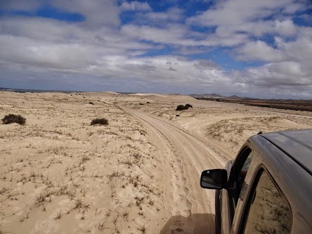 29. Cu masina pe dune.JPG