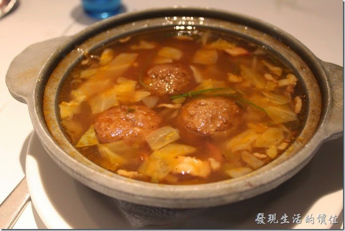 台南-西堤(Tasty)民族店。湯品-義式蔬菜牛肉丸湯。感覺沒什麼特色，牛肉丸子沒什麼味道，外皮炸得硬硬的，裡頭吃不太到牛肉的味道，湯頭也沒什麼味道。