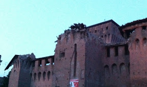 La Rocca di Finale Emilia sembra bombardata (foto da Twitter)