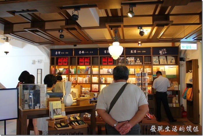 台南-林百貨重新開幕。印象中這應該是台南林百貨四樓還是五樓的書店。