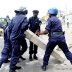 Des policiers tentent de dégager le passage le 23/12/2011 à Kinshasa, lors d’une manifestation relative à la prestation de serment d’Etienne Tshisekedi. Radio Okapi/ph. John Bompengo