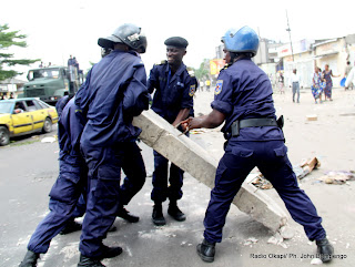 Des policiers tentent de dégager le passage le 23/12/2011 à Kinshasa, lors d’une manifestation relative à la prestation de serment d’Etienne Tshisekedi. Radio Okapi/ph. John Bompengo
