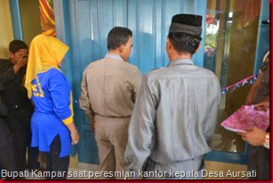 Bupati (Jefrynur),Istri (Eva-Kiri) dan Kepala Desa (Abdul Raza' -Kanan) saat melakukan pengguntingan pita presmian kantor Kepala Desa Aursati