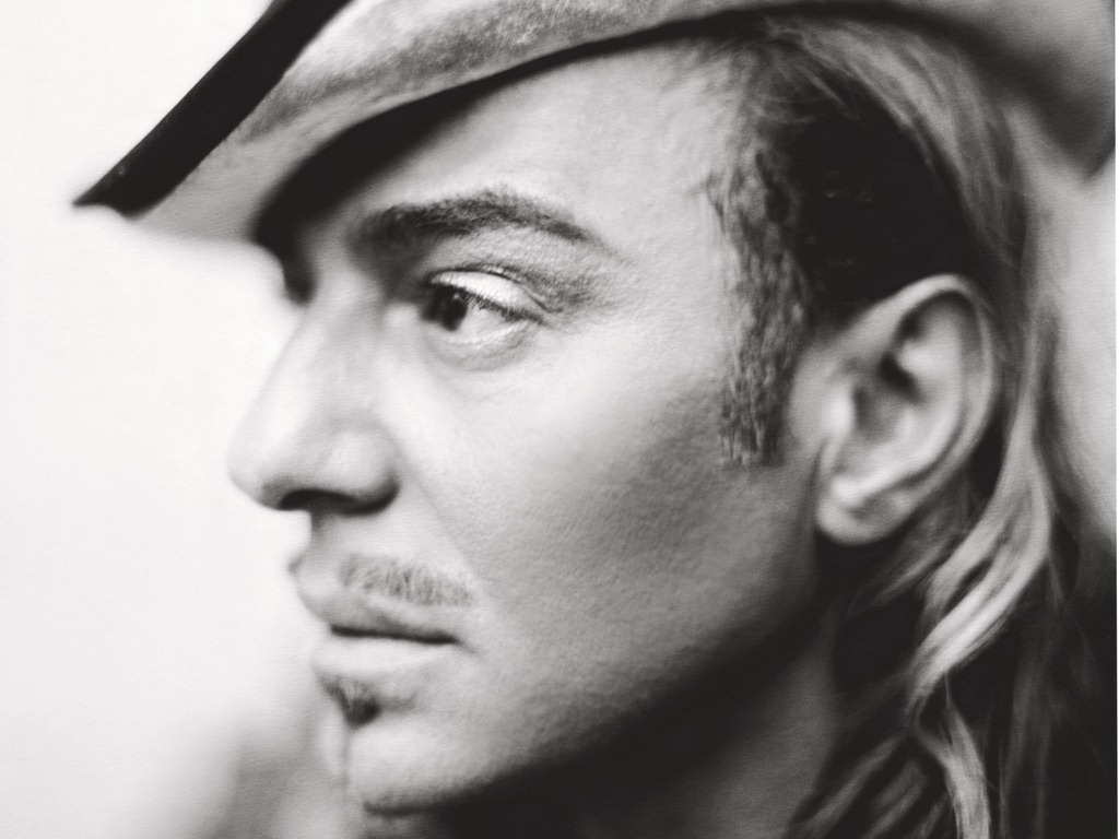 [john-galliano-oscar-de-la-renta-return-to-fashion%255B4%255D.jpg]