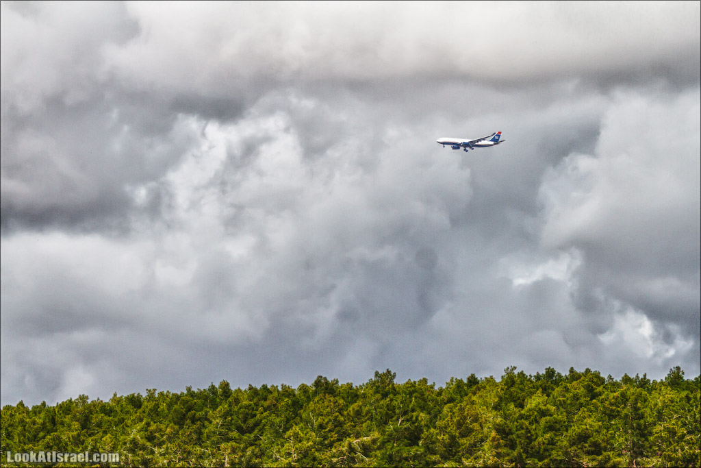 LookAtIsrael.com - Фото путешествия по Израилю | Самолет El Al Up преодолевает грозовой фронт