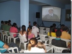 Pessoas assistindo ao filme de lançamento do Projeto Leitura de Olhos Fechados 2012