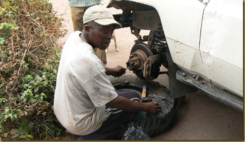 Tatu Shambuyi repairing Land Cruiser - Muena Ditu sm