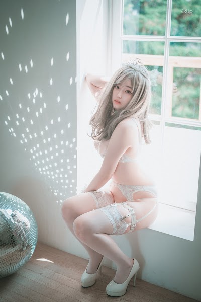 DJAWA Photo – Bambi (밤비) – “Reine de Blanc (B-side)”