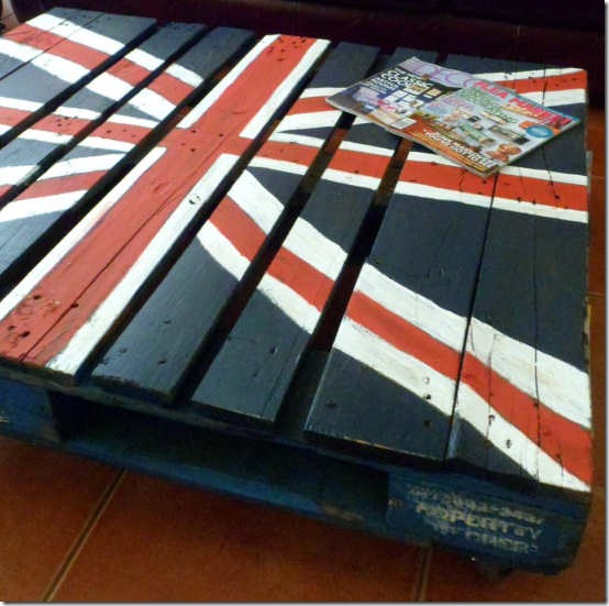 friday feature--union jack shipping palette coffee table from tres chere blog