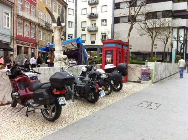 estacionamento_bicicletas__rua-dos-chaos.jpg Estacionamento bicicletas rua dos chaos ocupado com motos