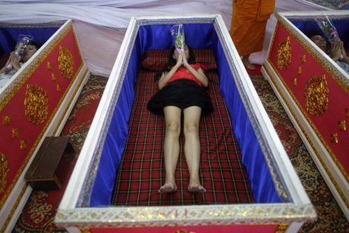 Tailandeses fazem fila para poder deitar em caixão