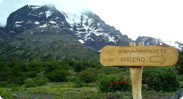 Início do atalho que leva ao Refúgio Chileno com vista ao Monte Almirante Nieto