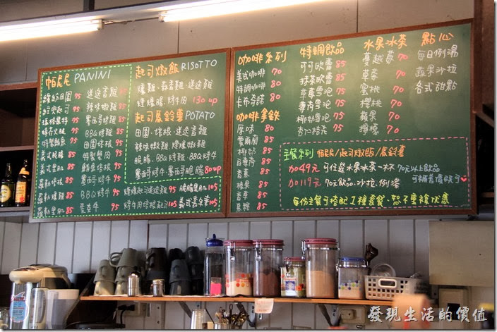 台南的【帕里諾】的櫃台前，這裡的黑板用不同顏色的粉筆標示了不同的菜單。