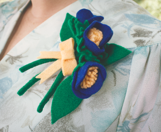 A 1940's inspired felt flower corsage | Lavender & Twill