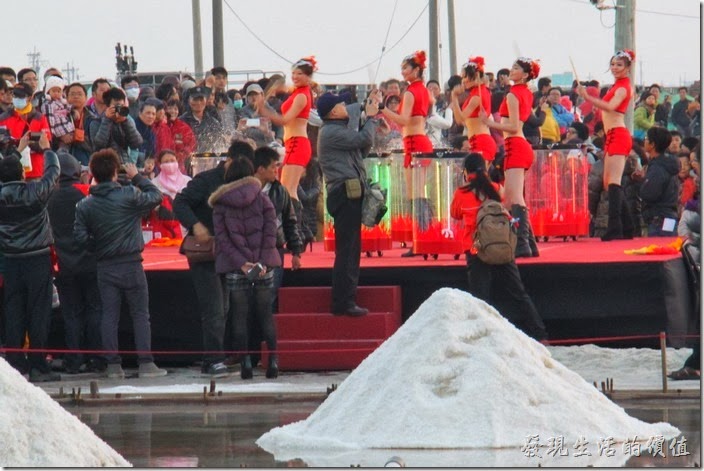 台南-2013井仔腳瓦盤送夕陽。水鼓躍舞，舞者隨著音樂敲擊水面濺起水花。老冷啊！旁邊的民眾都包著大衣，但舞者扔然賣力演出。