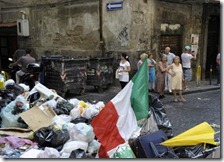 Il tricolore sulla munnezza di Napoli