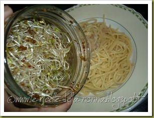 Spaghetti con tonno sott'olio e germogli misti (4)