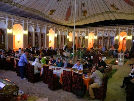 03. Marea curte din hotelul din Yazd.JPG