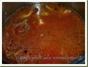 Zuppetta di pesce, pomodoro e piselli con pane tostato e polpettine di cous cous (5)