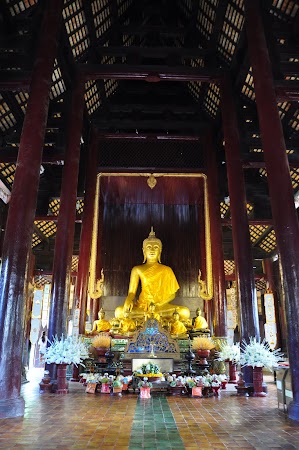 Imagini Thailanda: Interiorul templului budist Wat Pan Tao din Chiang Mai, Thailanda
