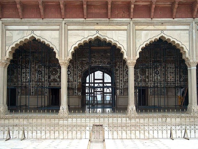[800px-July_9_2005_-_The_Lahore_Fort-Close_up_of_front_of_the_Shish_Mahal%255B3%255D.jpg]