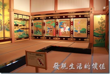 日本北九州-熊本城。「本丸御殿」的大廣間的這些彩繪的屏風與天花板也都是採用古代工法復建重現的。