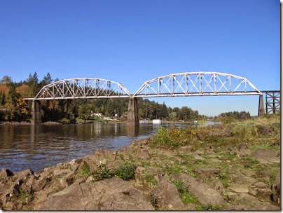 IMG_9166 Lake Oswego Railroad Bridge at River Villa Park in Milwaukie, Oregon on October 22, 2007