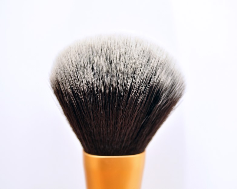 real techniques powder brush review2