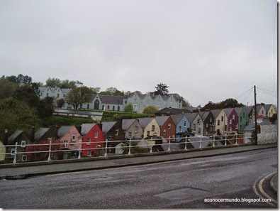Cobh. Casitas de colores en Catedral Terrace - P5050904