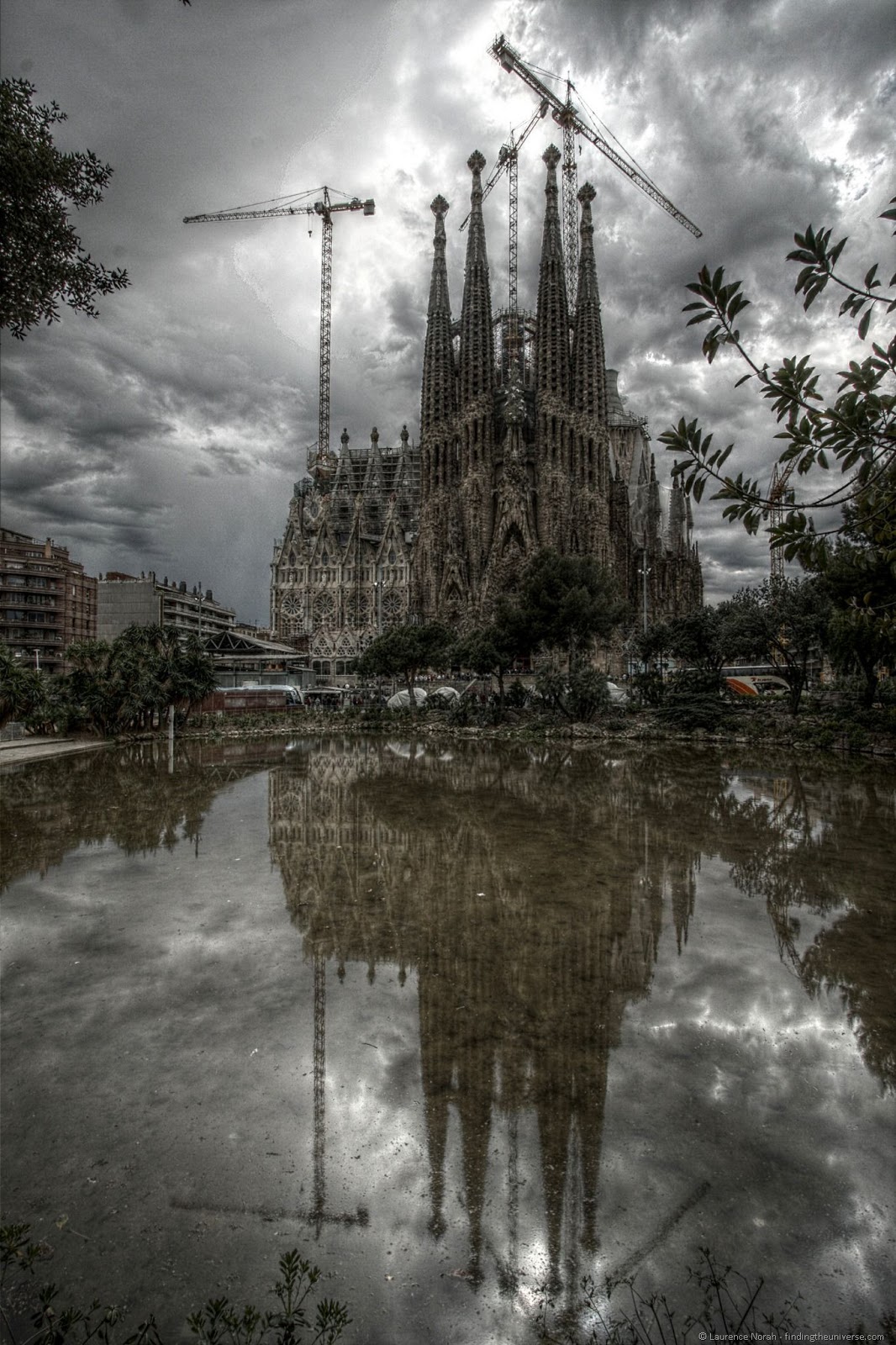 [Sagrada-Familia-outside-reflection-2%255B2%255D.jpg]