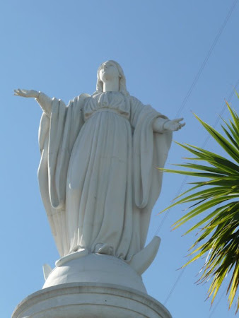 Obiective turistice Santiago: statuie Sf. Maria Chile