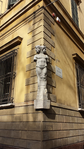Statua Palazzo Magnani