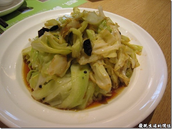 上海-西貝攸面村。清炒包心菜，就是高麗菜，先把辣椒爆香後，用快火下去炒，很簡單的一道菜，重點是高麗菜要新鮮，吃起來還稍微有點脆脆的感覺。