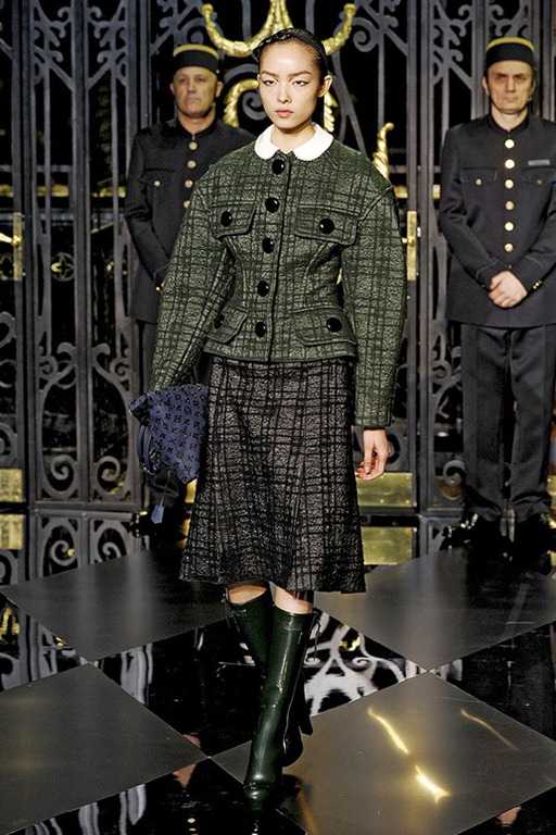 [Louis-vuitton-FALL-2011-RTW-podium-021_runway%255B3%255D.jpg]