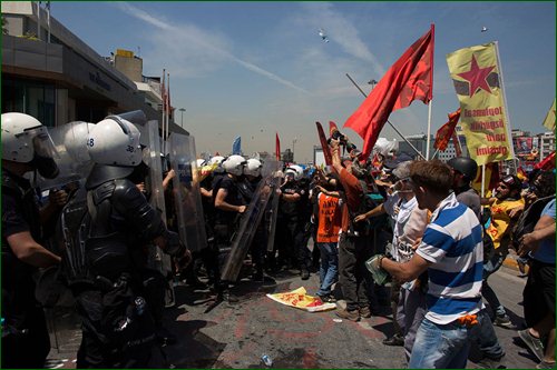 Турецкая полиция разгоняет протестующих